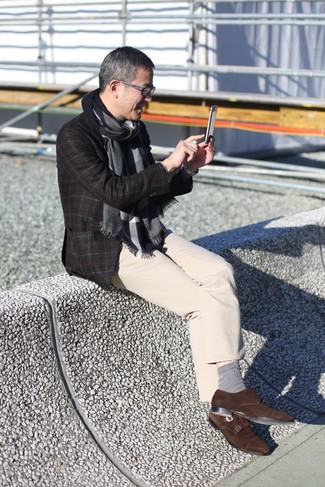 С чем носить темно-коричневый шерстяной пиджак в клетку мужчине