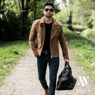 Какие косухи носить с темно-коричневыми ботинками челси мужчине