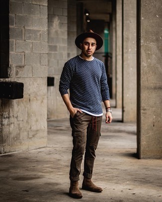 Какие брюки карго носить с темно-коричневыми ботинками челси