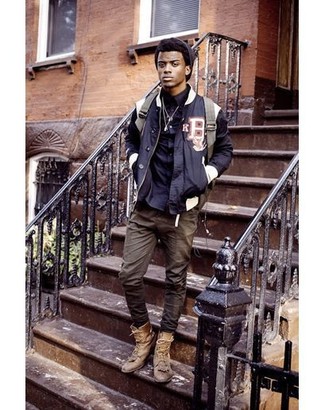 Какие бомберы носить с темно-коричневыми брюками чинос