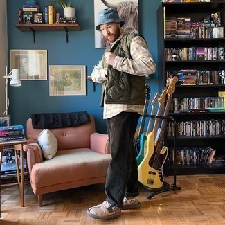 Какие куртки без рукавов носить с темно-коричневыми брюками чинос