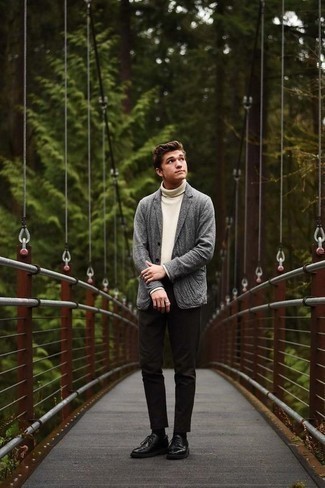 Как носить темно-коричневые брюки чинос с серым пиджаком