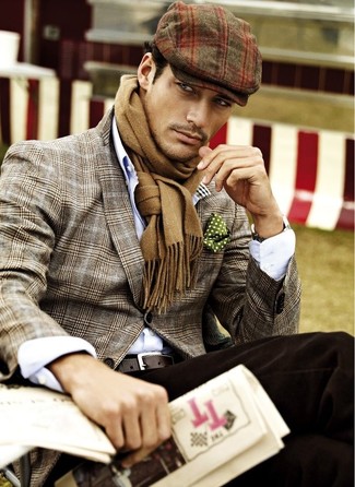 Как носить темно-коричневые брюки чинос с серым пиджаком