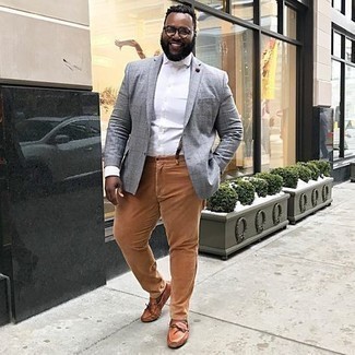 Как носить темно-коричневые брюки чинос с серым пиджаком