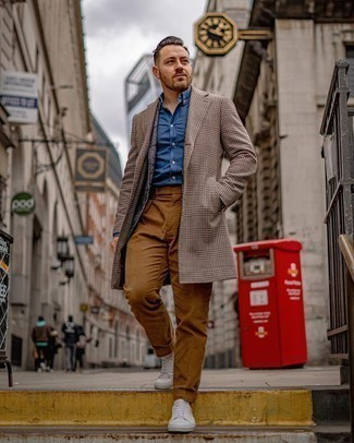 Как носить темно-коричневые брюки чинос с серым пиджаком