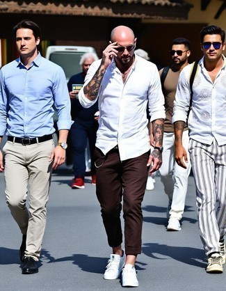 С чем носить темно-коричневые брюки чинос