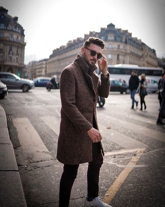 С чем носить темно-коричневые брюки чинос