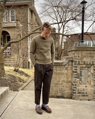 С чем носить темно-коричневые брюки чинос