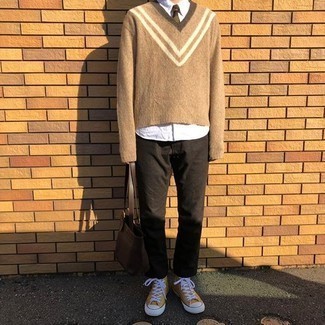 С чем носить темно-коричневые брюки чинос