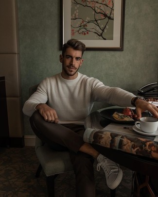 С чем носить темно-коричневые брюки чинос