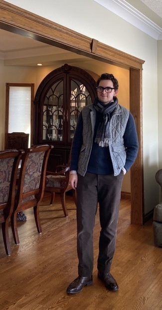 С чем носить темно-коричневые брюки чинос