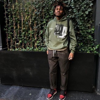 С чем носить темно-коричневые брюки чинос