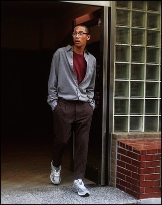 С чем носить темно-коричневые брюки чинос