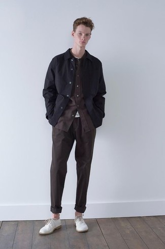 С чем носить темно-коричневые брюки чинос