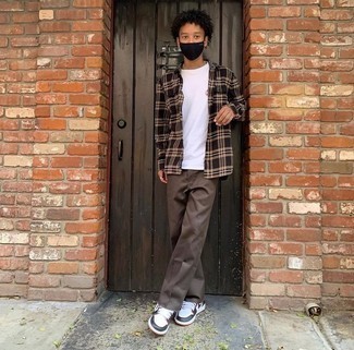 С чем носить темно-коричневые брюки чинос