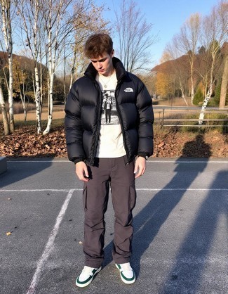 Какие низкие кеды носить с темно-коричневыми брюками чинос