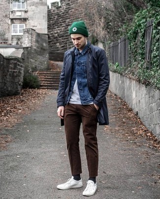 Какие дождевики носить с темно-коричневыми брюками чинос