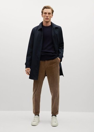 Какие дождевики носить с темно-коричневыми брюками чинос