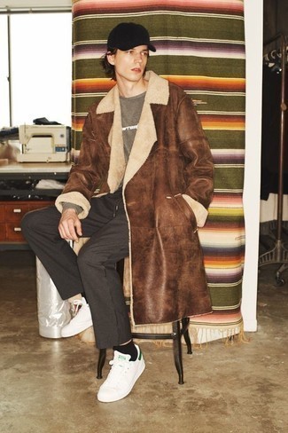 Какие дубленки носить с темно-коричневыми брюками чинос