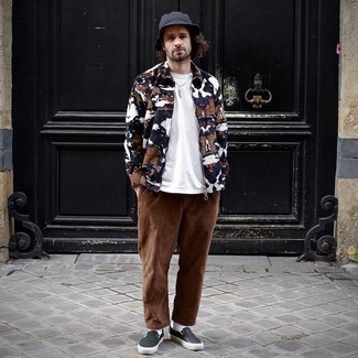 Какие свитера на молнии носить с темно-коричневыми брюками чинос