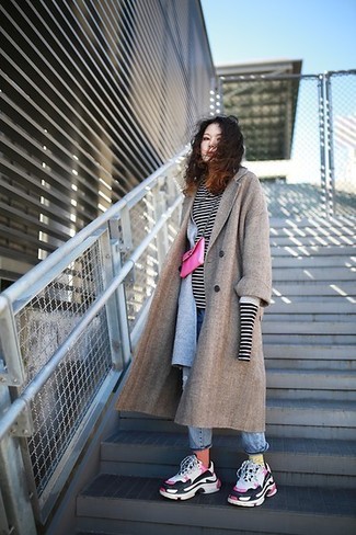 Какие джинсы-бойфренды носить с темно-коричневым пальто