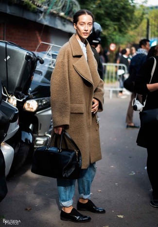 Какие джинсы-бойфренды носить с темно-коричневым пальто