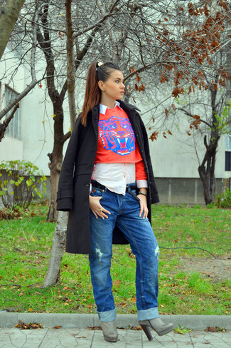 Как носить темно-коричневое пальто с серыми кожаными ботильонами