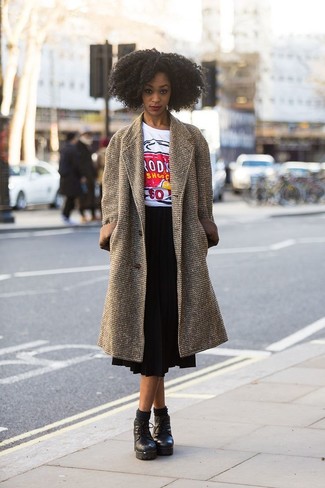 Какие юбки-миди носить с темно-коричневым пальто