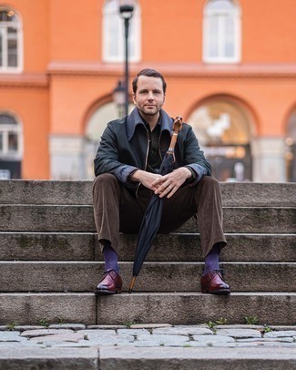 С чем носить темно-коричневые вельветовые брюки чинос