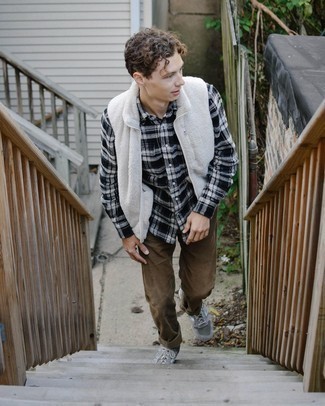 С чем носить темно-коричневые вельветовые джинсы мужчине