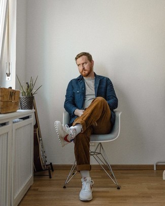 С чем носить темно-коричневые вельветовые брюки мужчине