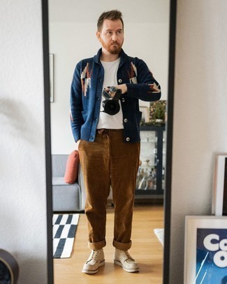 С чем носить темно-коричневые вельветовые брюки мужчине