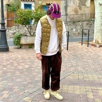 С чем носить темно-коричневые вельветовые брюки мужчине