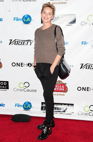 Какие ботильоны носить с темно-коричневым свитером с круглым вырезом