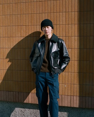 Как носить темно-коричневый свитер с круглым вырезом с черным бомбером мужчине