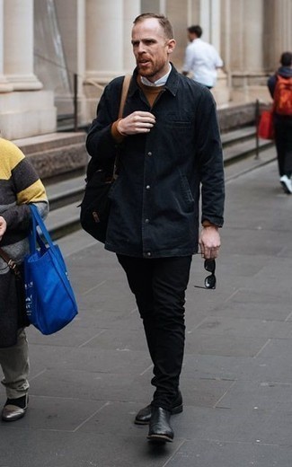 Как носить темно-коричневый свитер с круглым вырезом с черными джинсами мужчине