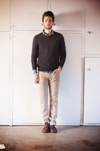 Какие ботинки дезерты носить с темно-коричневым свитером с круглым вырезом