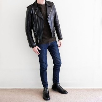 Какие джинсы носить с темно-коричневым свитером с круглым вырезом мужчине