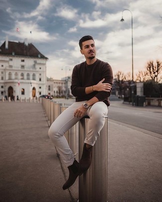 Какие джинсы носить с темно-коричневым свитером с круглым вырезом мужчине