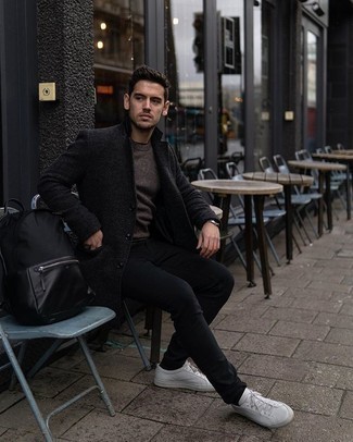 Какие джинсы носить с темно-коричневым свитером с круглым вырезом мужчине