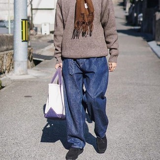 Какие джинсы носить с темно-коричневым свитером с круглым вырезом мужчине