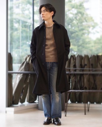 С чем носить темно-коричневый свитер с круглым вырезом мужчине