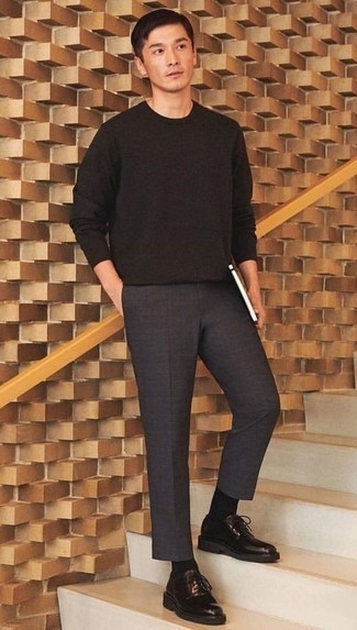 С чем носить темно-коричневый свитер с круглым вырезом мужчине
