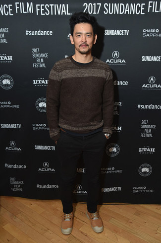 С чем носить темно-коричневый свитер с круглым вырезом мужчине