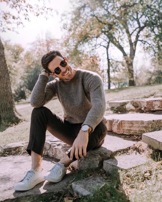 С чем носить темно-коричневый свитер с круглым вырезом мужчине