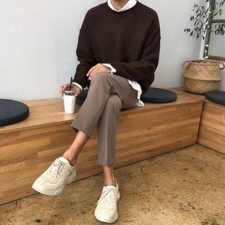 С чем носить темно-коричневый свитер с круглым вырезом мужчине