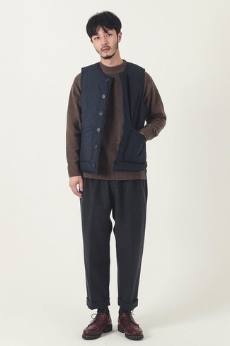 С чем носить темно-коричневый свитер с круглым вырезом мужчине