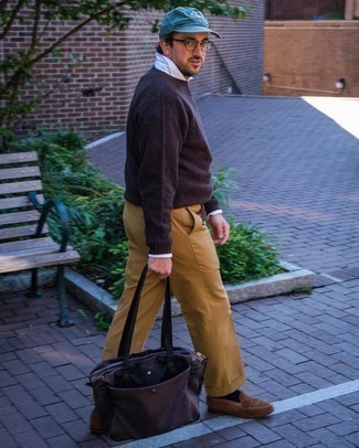 С чем носить темно-коричневый свитер с круглым вырезом мужчине