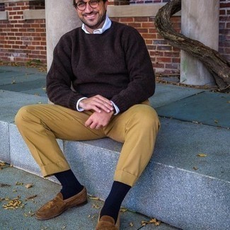 С чем носить темно-коричневый свитер с круглым вырезом мужчине