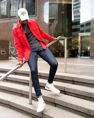 С чем носить темно-коричневый свитер с круглым вырезом мужчине